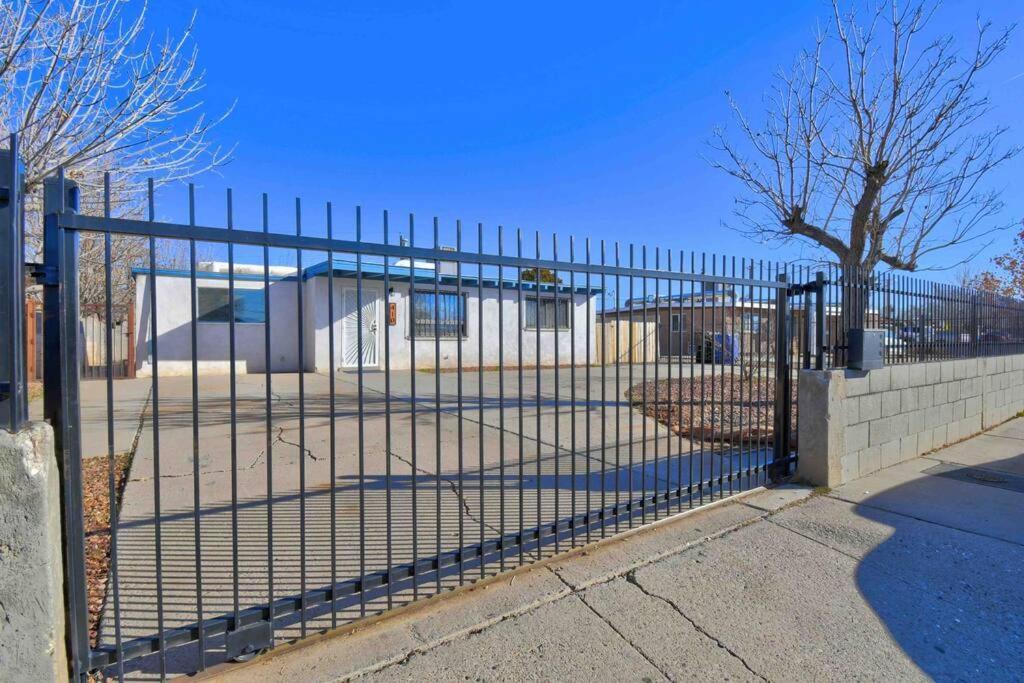 Casa Charleston-3Br-2Bath-Hot Tub-Pet Friendly-No Pet Fees! Albuquerque Exterior foto